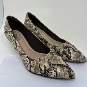 Clarks Collection Taupe Snake Skin Kitten Heels Size 6 Pointed Toe Linvale Crown